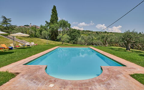 Villa Conte Jacopo: Ciel, L'Eau, Propriété, Nuage, Piscine, Bleu Azur, Plante, Arbre, Plan D'Eau, Ombre