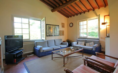 Villa Maddalena: Meubles, Canapé, Propriété, Fenêtre, Design Intérieur, Bois, Architecture, Table, Canapé-Lit, Plante D'Appartement