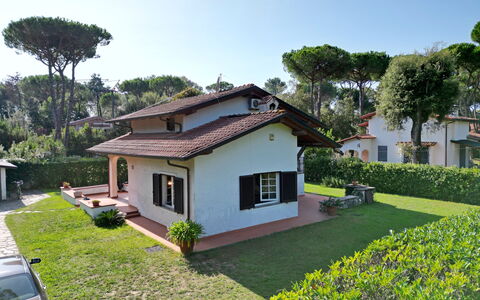 Villa Maddalena: Plante, Ciel, Bâtiment, Propriété, Fenêtre, Arbre, Maison, Lot Terre, Véhicule, Herbe