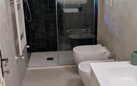 Villa Maddalena: Salle De Bains, Sol, Sol, Luminaire Plomberie, Design Intérieur, Toilette, Tuile, Siège De Toilette, Plomberie, Miroir