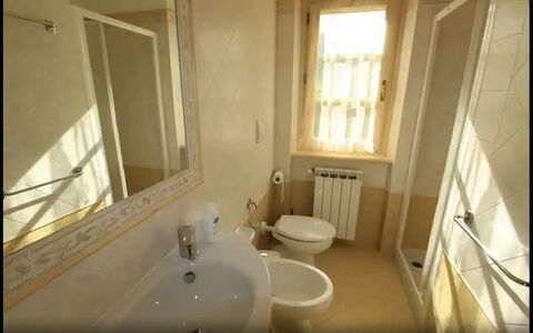 Villa Carducci: Miroir, Évier, Luminaire Plomberie, Robinet, Lavabo, Fenêtre, Salle De Bains, Bois, Design Intérieur, Sol