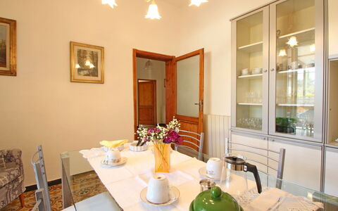 Casa Leonardo: Meubles, Propriété, Table, Vaisselle, Cadre, Design Intérieur, Éclairage, Bois, Chaise, Porte
