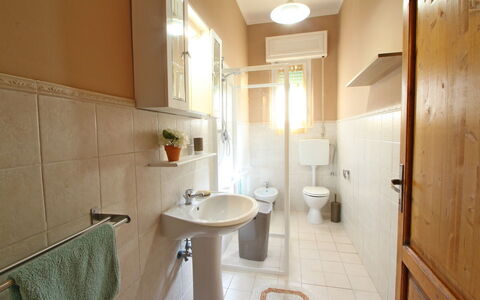 Casa Leonardo: Évier, Luminaire Plomberie, Robinet, Salle De Bains, Lavabo, Design Intérieur, Bâtiment, Sol, Sol