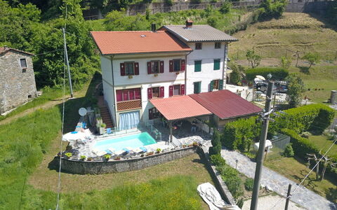 Villa La Rocca: Bâtiment, Fenêtre, Maison, Design Urbain, Arbre, Loisir, Paysage, Immobilier, Zone Rurale, Chalet
