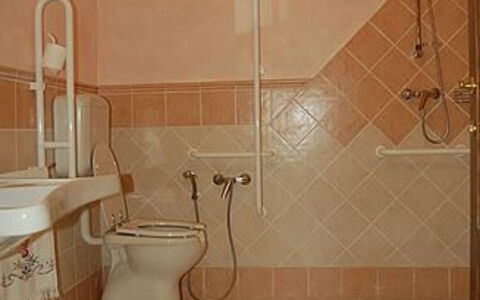 Villa Gelsomino: Luminaire Plomberie, Salle De Bains, Toilette, Siège De Toilette, Maison, Tete De Douche, Bâtiment, Design Intérieur, Sol, Sol
