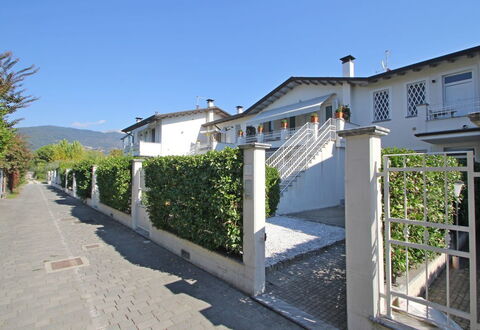 Appartamento Mare Azzurro: Ciel, Propriété, Bâtiment, Plante, Fenêtre, Arbre, Design Urbain, Pente, Surface De La Route