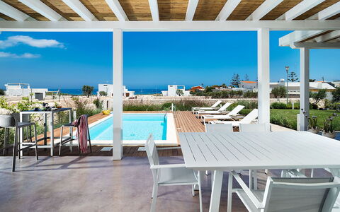 Villa Pachino: Ciel, Propriété, Meubles, Table, Bleu Azur, Ombre, Bois, Chaise, Mobilier De Jardin, Design Intérieur