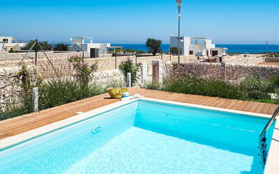 Villa Pachino: L'Eau, Ciel, Bâtiment, Propriété, Plante, Bleu, Piscine, Lumière, Bleu Azur, Rectangle