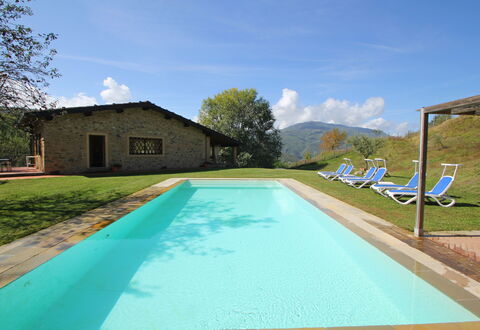 Casetta Verde: L'Eau, Nuage, Ciel, Plante, Propriété, Piscine, Bâtiment, Bleu Azur, Ombre, Arbre