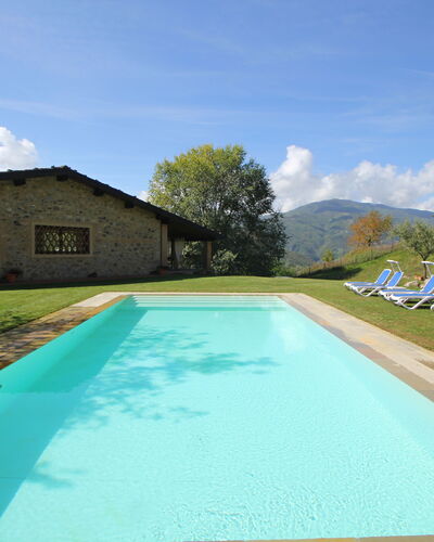 Casetta Verde: L'Eau, Nuage, Ciel, Plante, Propriété, Piscine, Bâtiment, Bleu Azur, Ombre, Arbre