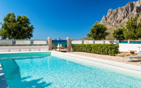 Villa Cornino: L'Eau, Ciel, Plante, Jour, Propriété, Piscine, Bleu Azur, La Nature, Bleu, Arbre