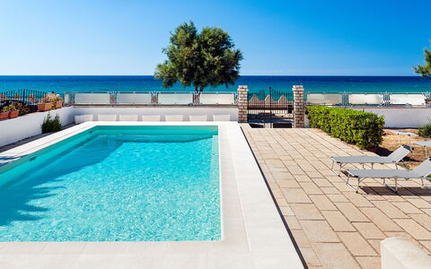 Villa Cornino: L'Eau, Ciel, Propriété, Bleu, Plante, Piscine, Bleu Azur, Bâtiment, Rectangle, Arbre