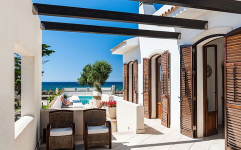 Villa Cornino: Propriété, Meubles, Bâtiment, Ciel, Bleu Azur, Ombre, Design Intérieur, Chaise, Sol, Condominium