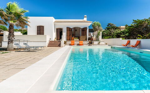 Villa Cornino: L'Eau, Plante, Ciel, Bâtiment, Piscine, Bleu Azur, Arbre, Ombre, Plan D'Eau, Fenêtre