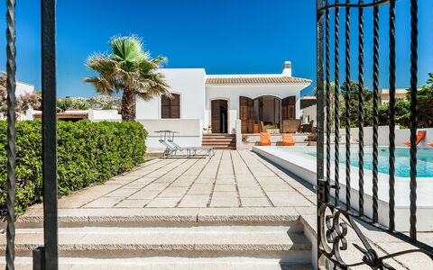 Villa Cornino: Ciel, Propriété, Bleu Azur, Plante, Ombre, Architecture, Bâtiment, Surface De La Route, Arecales, Arbre