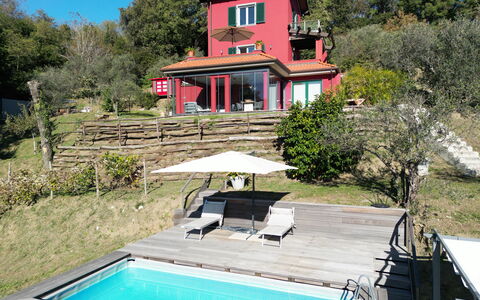 Villa Di Confine: L'Eau, Plante, Propriété, Bâtiment, La Nature, Fenêtre, Piscine, Arbre, Mobilier De Jardin, Ciel