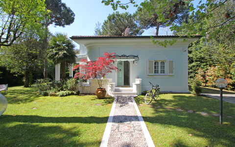 Villa Le Macchie: Plante, Ciel, Propriété, Bâtiment, Fenêtre, Arbre, Porte, Maison, Lot Terre, Herbe