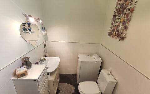 Panorama: Propriété, Évier, Bâtiment, Design Intérieur, Éclairage, Luminaire Plomberie, Chaise, Lavabo, Sol, Maison