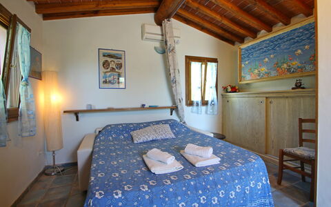 La Casetta: Propriété, Meubles, Fenêtre, Bleu Azur, Cadre, Bois, Design Intérieur, Architecture, Lit, Bâtiment