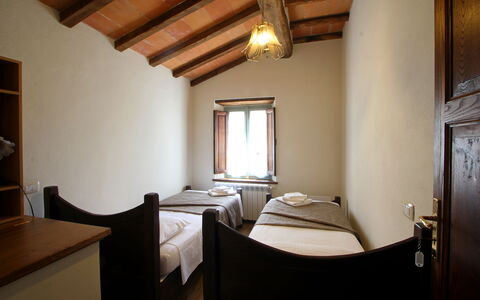 Apuane Retreat: Bâtiment, Propriété, Table, Meubles, Fenêtre, Confort, Bois, Design Intérieur, Maison, Sol