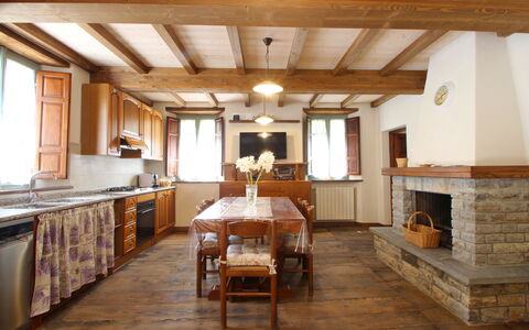 Apuane Retreat: Propriété, Table, Meubles, Cabinetry, Fenêtre, Bois, Design Intérieur, Sol, Sol, Tache De Bois