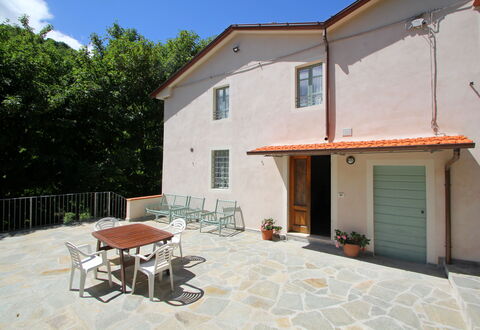 Apuane Retreat: Bâtiment, Propriété, Plante, Fenêtre, Table, Ombre, Ciel, Maison, Chalet, Bois