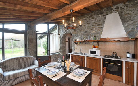 Casa Antelminelli: Table, Propriété, Meubles, Bois, Design Intérieur, Plante, Fenêtre, Salon, Chaise, Sol