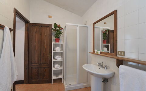 Casa Antelminelli: Miroir, Robinet, Luminaire Plomberie, Évier, Propriété, Lavabo, Plante, Armoire De Toilette, Salle De Bains, Bâtiment