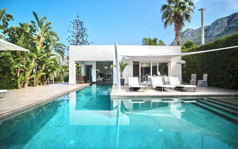 Terrasini Luxury Villa: L'Eau, Ciel, Plante, Piscine, Bâtiment, Arbre, Ombre, Mobilier De Jardin, Composite, Loisir