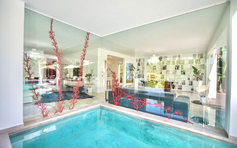Terrasini Luxury Villa: L'Eau, Piscine, Bleu Azur, Bâtiment, Design Intérieur, Chaise, Loisir, Aqua, Immobilier, Plante D'Appartement