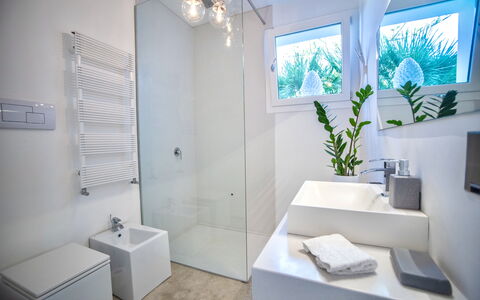 Terrasini Luxury Villa: Plante, Propriété, Luminaire Plomberie, Salle De Bains, Robinet, Éclairage, Évier, Design Intérieur, Architecture, Bâtiment