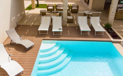 Villa Terrenove: L'Eau, Propriété, Bâtiment, Piscine, Mobilier De Jardin, Rectangle, Bois, Loisir, Sol, Plante