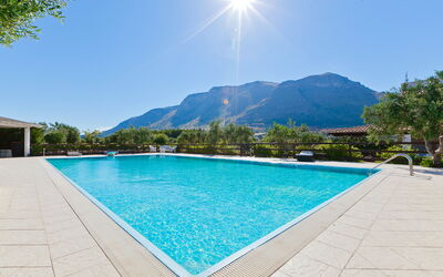 Villa Castellammare: L'Eau, Ciel, Jour, Propriété, Piscine, Plante, Bleu Azur, Arbre, Rectangle, Plan D'Eau