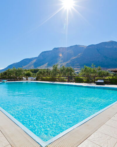 Villa Castellammare: L'Eau, Ciel, Jour, Propriété, Piscine, Plante, Bleu Azur, Arbre, Rectangle, Plan D'Eau