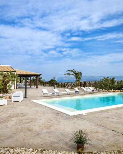 Villa Alcamo: Nuage, L'Eau, Ciel, Plante, Piscine, Bâtiment, Bleu Azur, Arbre, Ombre, Arecales