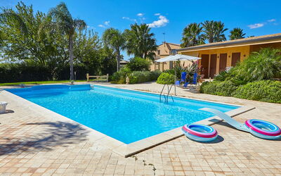 Villa Selinunte: L'Eau, Ciel, Plante, Nuage, Bâtiment, Piscine, Bleu Azur, Fenêtre, Arbre, Ombre