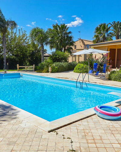 Villa Selinunte: L'Eau, Ciel, Plante, Nuage, Bâtiment, Piscine, Bleu Azur, Fenêtre, Arbre, Ombre