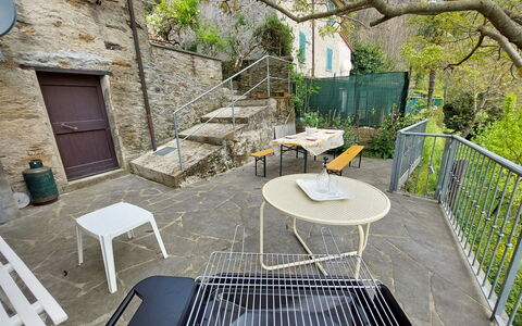 Casa Le Grotte: Table, Propriété, Meubles, Bâtiment, Plante, Fenêtre, Tableau De Plein Air, Mobilier De Jardin, Éclairage, Architecture