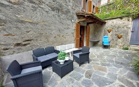 Casa Le Grotte: Plante, Bâtiment, Fenêtre, Pot De Fleur, Plante D'Appartement, Canapé, Architecture, Mobilier De Jardin, Surface De La Route, Maison
