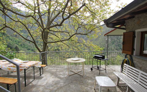 Casa Le Grotte: Meubles, Fenêtre, Plante, Table, Ombre, Arbre, Design Intérieur, Mobilier De Jardin, Loisir, Tableau De Plein Air