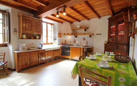 Casa Le Grotte: Cabinetry, Meubles, Table, Fenêtre, Comptoir, Aliments, Bois, Design Intérieur, Appareil De Cuisine, Cuisine