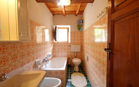 Casa Le Grotte: Propriété, Luminaire Plomberie, Évier, Robinet, Design Intérieur, Bois, Salle De Bains, Baignoire, Sol, Immobilier