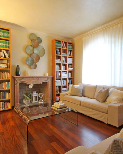 Villa Di Magra: Meubles, Propriété, Canapé, Étagère, Bois, Design Intérieur, Bibliothèque, Table, Sol, Rayonnage