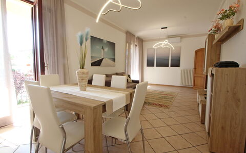 Appartamento Levante: Table, Meubles, Propriété, Fenêtre, Bois, Chaise, Éclairage, Design Intérieur, Sol