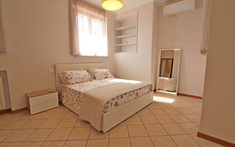 Appartamento Levante: Fenêtre, Meubles, Bâtiment, Confort, Cadre De Lit, Oreiller, Bois, Design Intérieur, Maison