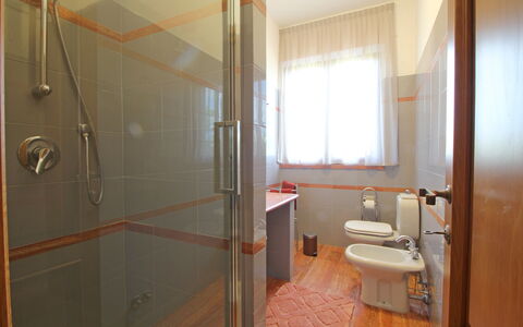 Appartamento Levante: Luminaire Plomberie, Évier, Tete De Douche, Bâtiment, Porte De Douche, Robinet, Douche, Panneau De Douche, Salle De Bains, Fenêtre