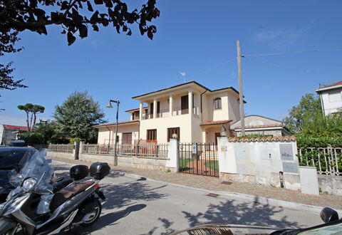 Appartamento Levante: Ciel, Bâtiment, Propriété, Plante, Roue, Fenêtre, Infrastructure, Surface De La Route, Arbre