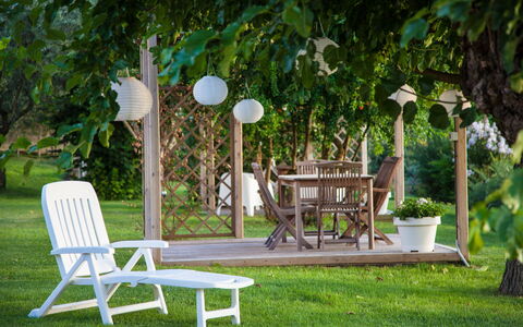 Villa Angelica: Plante, Meubles, Table, Chaise, Vert, Tableau De Plein Air, Arbre, Mobilier De Jardin, Ombre, Herbe