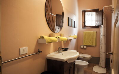 Berenice: Miroir, Évier, Lavabo, Luminaire Plomberie, Robinet, Violet, Salle De Bains, Architecture, Design Intérieur