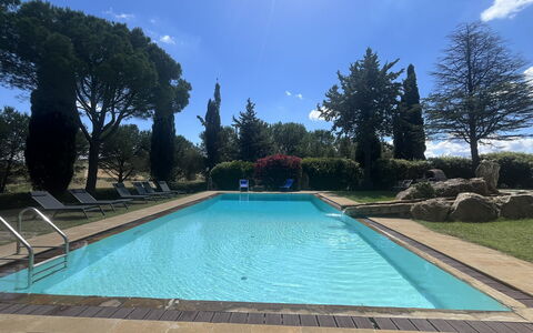 Maremma Retreat: L'Eau, Ciel, Nuage, Plante, Jour, Propriété, Arbre, Bleu Azur, Piscine, Rectangle